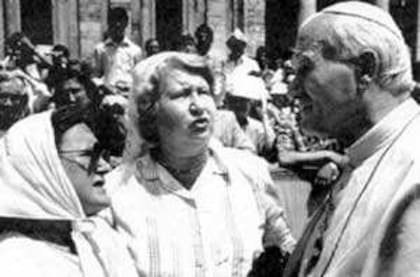 Nora Cortiñas y René Epelbaum llevaron su reclamo a Juan Pablo II, en la plaza San Pedro, del Vaticano, el 27 de junio de 1984 