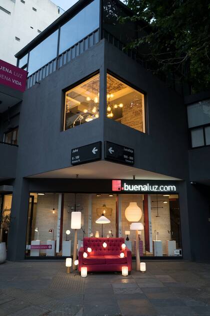 Con el pasar de los años pudieron alquilar cada uno de los pisos del edificio que hoy forma el showroom de la marca