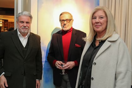 Con el paso de las horas, el galerista de Paola Vega, Daniel Basso y Carolina Antoniadis, no paraba de decir que por la cantidad de gente y coleccionistas parecía Arte BA. En la foto con su esposa y Daniel Razzetto.