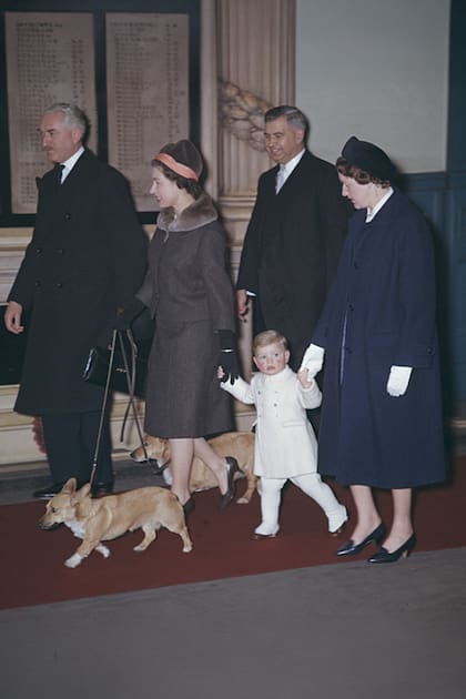 Con el paso de los años, la reina Isabel II y Mabel Anderson forjaron una amistad. En la foto, en 1962 junto al príncipe Andrés en la estación Liverpool de Londres, de regreso de las vacaciones en Sandringham