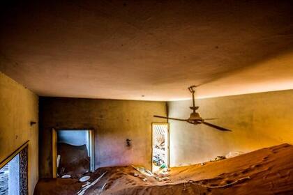 Con el paso del tiempo, el viento del desierto fue ingresando en las ventanas y en las puertas de estos edificios ocupando dormitorios, salones y negocios lo que ocasionó que se formaran unas especies de montañas de arena en rincones donde hacía unos 50 años vivían una de las tribus más reconocidas de la zona.