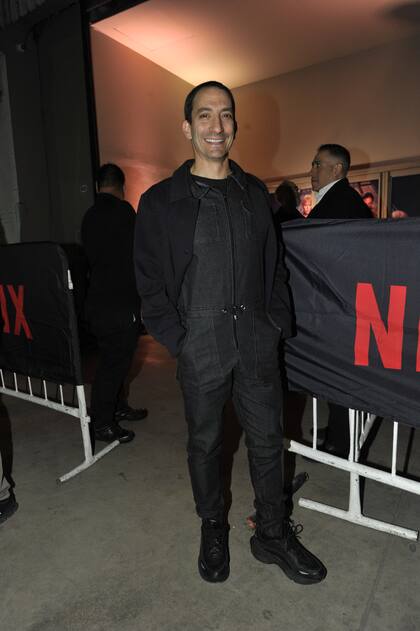 Con el pelo híper corto y una gran sonrisa, Juan Minujín posó para los fotógrafos. El hombre que interpretó a Pastor en El marginal tiene una participación especial en En el barro