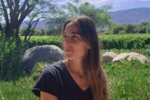 Con el pelo suelto y un conjunto de ropa casual, Juanita se mostró al volante del vehículo de trabajo y sonriendo