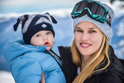 Con el pequeño Camilo en brazos, Florencia alentó a sus hijos mayores en su recorrido por la pista