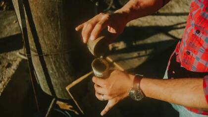 Con el perlado se calcula el volumen alcohólico (Foto: BBC Mundo)