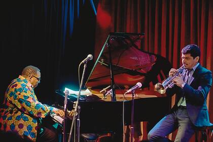 Con el pianista estadounidense Cyrus Chestnut se presentó en Bebop Club