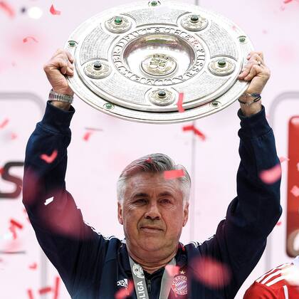 Con el plato de campeón de la Bundesliga, con Bayern Munich, en 2017
