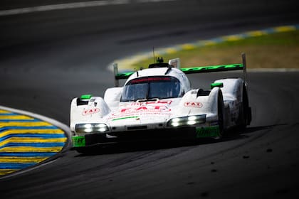 Con el Porsche 963 del Proton Competition, Nicolás Varrone corrió la temporada del Mundial de Resistencia en la categoría Hypercar; el argentino tuvo a Neel Jani y a Nicolás Pino como tripulantes