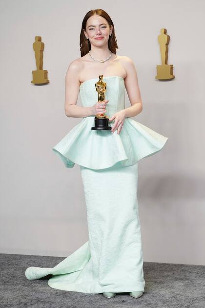 Con el premio a la mejor actriz por "Pobres criaturas" en los Oscar, el 10 de marzo de 2024 en el Dolby Theatre de Los Ángeles.