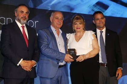 Con el premio. Ángel y Rosa Parente, de Villa D’Agri
