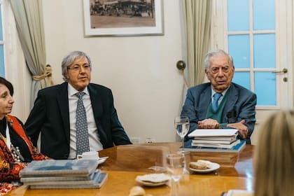 Con el Premio Nobel Mario Vargas Llosa, en una reunión previa a la presentación de la novela "Morir lo necesario", en 2022