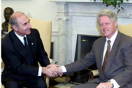 Con el expresidente de EEUU Bill Clinton en la Casa Blanca en Washington, el 13 de junio de 2000