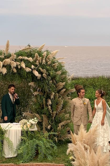 Con el Río de la Plata a sus espaldas y en medio de la naturaleza, la pareja vivió su día más especial.
