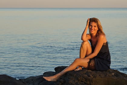 Con el Río de la Plata de fondo, Natalia se muestra en paz. “No me interesa hacer planes por demás ni llenar espacios. También la paso muy bien sola”, asegura la ex modelo y diseñadora, que en la foto lleva un vestido de seda estilo lencero con detalles de encaje en el escote y el ruedo.