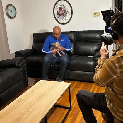 Con el señor Shomari cuando fue entrevistada para el diario local.