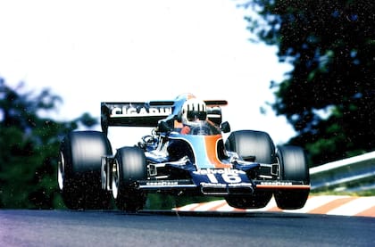 Con el Shadow-Ford DN5B, Pryce vuela en Nürburgring en 1976. En esa carrera se produjo el grave accidente de Niki Lauda, que quedó envuelto en llamas