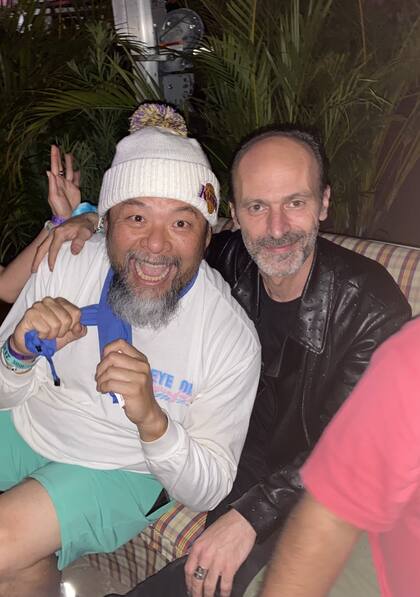 Con el superstar asiático del arte contemporáneo, Ai Wei Wei, en una fiesta después de Art Basel Miami 2021