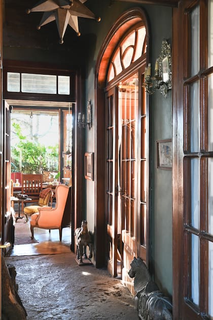 Con el taller en planta baja, la casa propiamente dicha se desarrolla en altura: el piso es la misma losa alisada.