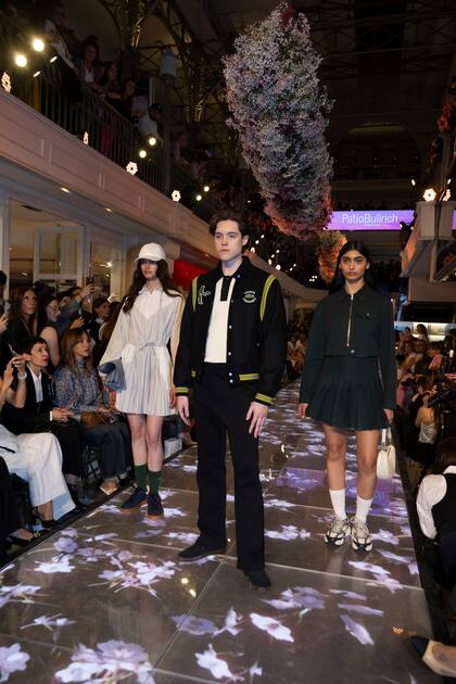 Con el tenis-core en pleno auge, Lacoste presentó tres looks fieles a su esencia elegante sport.