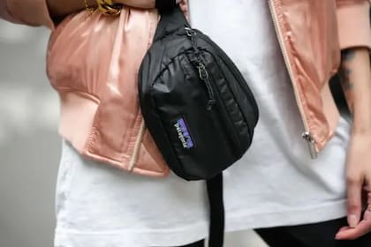 Con el tiempo, alcanzaría un estatus tan elevado que la marca recibió el apodo de “Pradagonia”, y hasta el día de hoy aparece en las revistas de moda lucida por las más famosas modelos