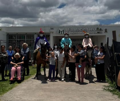 Con el tiempo, la iniciativa se expandió a hogares de niños. “Hay algunos que no pueden venir a la fundación o porque no tienen permiso o porque están judicializados”, señaló
