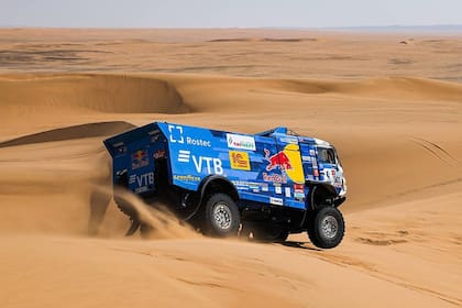 Con el triunfo de Anton Shibalov en la etapa siete del Rally Dakar, las cuatro tripulaciones de Kamaz lograron al menos una victoria en la actual aventura; el equipo ruso marcha invicto, con ocho éxitos en la misma cantidad de especiales