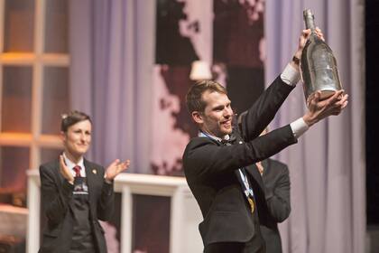 Con el trofeo en alto, celebra el sueco Jon Arvid Rosengren tras la conquista