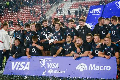 Con el trofeo, en el mesurado festejo inglés en La Plata; cada vez que se cruzó con Argentina, George Ford ganó.