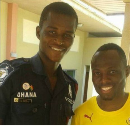 Con el uniforme de policía, junto al mediocampista del Udinese Agyemang-Badu