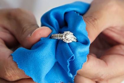 Con el uso continuo, los materiales con los que se fabrica —como acero, aluminio, latón o plástico— tienden a ennegrecerse o deteriorarse