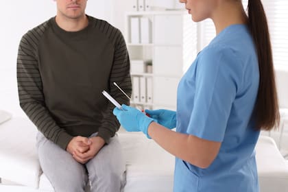 Con el virus latente, el riesgo de transmisión es considerablemente menor, pero aún existe