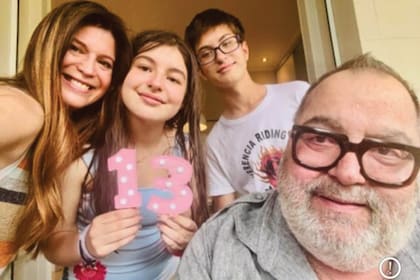 Con Elba y sus dos hijos, Allegra y Valentino, fruto del primer matrimonio de la abogada con Alejandro Mazzeo, que murió en 2013.