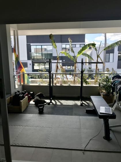 Con elementos de entrenamiento sencillos como una esterilla, unas mancuernas o una bici estática se puede tener un lugar aislado para hacer ejercicio.