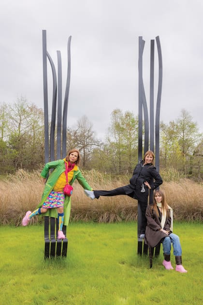 Con Eleonora Cassano, quien fue primera bailarina del Teatro Colón y partenaire de Julio Bocca, y su hija, Julieta Albertoni Cassano, en las Sillas de la Armonía, una obra de Pablo Reinoso. Ágatha conocía la instalación de Reinoso en el Palacio del Elíseo, de París, y se quedó encantada al encontrar su obra en El Descanso.