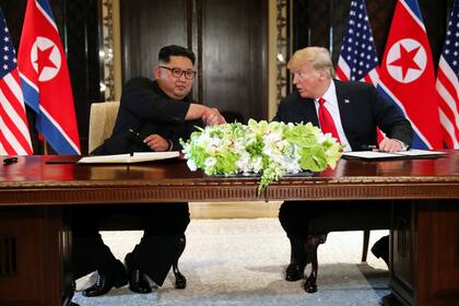 Con elogios mutuos, Kim y Trump firmaron un acuerdo bilateral