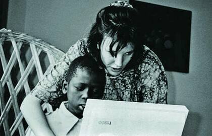 Con Emma McCune, la trabajadora humanitaria que lo rescató en Sudán del Sur