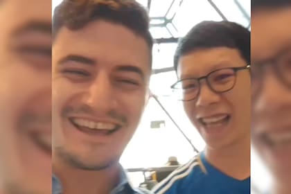 Con emoción, los jóvenes compartieron un grato momento muy argento (Captura video)