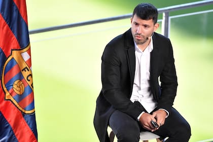 Con emoción, Sergio Agüero anuncia en el Camp Nou su adiós al fútbol profesional a raíz de su falla cardíaca; apenas llegó a jugar en Barcelona, luego de dejar como ídolo Manchester City.