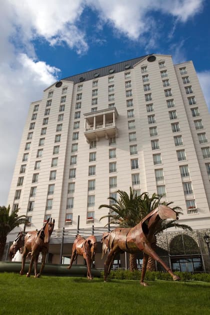 Con entrada independiente, Pony Line Bar, al frente del Four Seasons Hotel Buenos Aires y la presencia de caballos en el cantero de la calle
