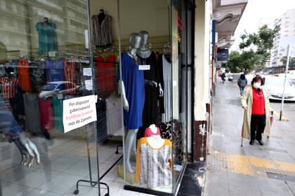 "Las cosas ya venían mal, la gente ya no compraba, y ahora es peor. Nadie necesita comprar ropa en este contexto", dice una vendedora