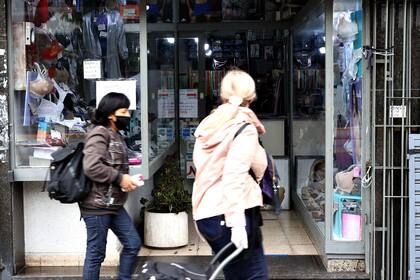 Los locales disponen barreras improvisadas para intentar mantener la distancia con los clientes