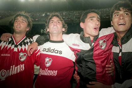 Con Enzo scoli, Hernán Díaz y Julio Cruz en la vuelta olímpica del Apertura 96.