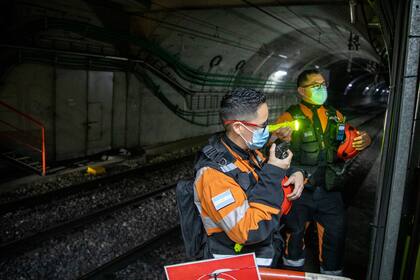 Con equipos de radio, los brigadistas se conectan con otras áreas de cada línea