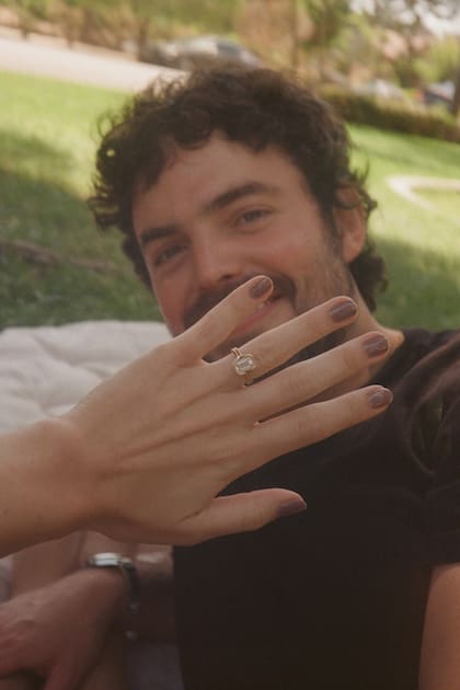 Con
esa imagen de su
mano luciendo el
anillo, Stella del
Carmen anunció
su compromiso.