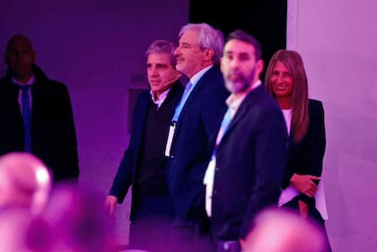 Con escarapela y suéter bajo el traje, Caputo ignoró la chicana futbolística de Darío Epstein y fue directo: enumeró récords, cuestionó el "relato" y prometió que la economía definirá 2027