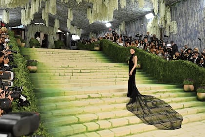 Con escote halter, transparencias, diez mil cristales y la firma de Ralph Lauren, el vestido que la modelo Cara Delevingne llevó para esta edición 2026 del Met Gala fue un guiño al diseño que la actriz Rooney Mara lució en la tapa de la revista Vogue de 2011, que también fue diseñado por Ralph Lauren