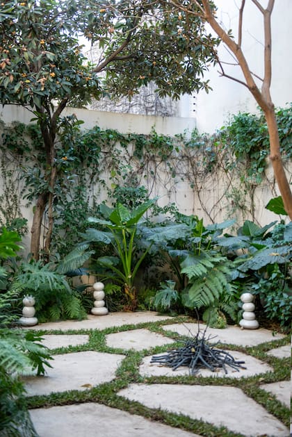 Con especies nativas y de sombra, el diseño atrae aves, abejas y mariposas, integrando naturaleza real al entorno urbano