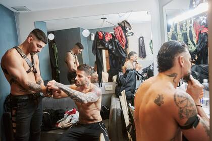 Con espíritu colaborativo, el staff masculino de la obra comparte el camarín y se ayuda en la preparación de cada función