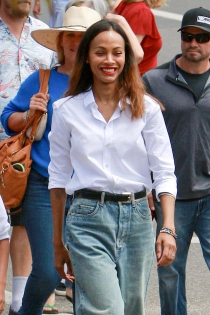 Con espíritu patriótico y look relajado, Zoe Saldaña asistió al desfile local en Montecito, California, para celebrar el Día de la Independencia de los Estados Unidos