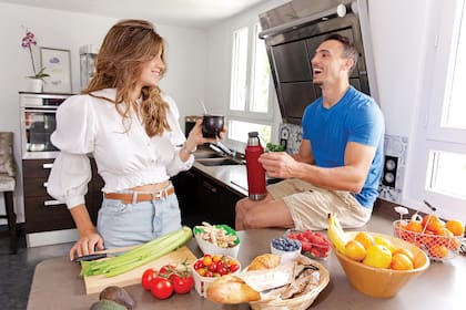 “Con esta cocina nueva cumplí el sueño de tener mucho lugar de guardado para stockearme con todo lo que necesito para mi dieta fit”,
dice Juan, mientras comparte un mate con Natacha